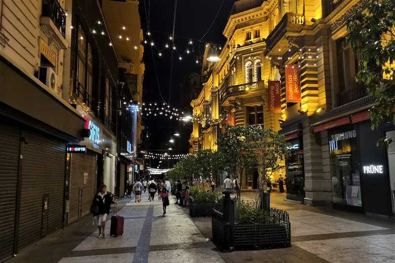 Florida Street at night, with Galerias Pacífico in yellow.