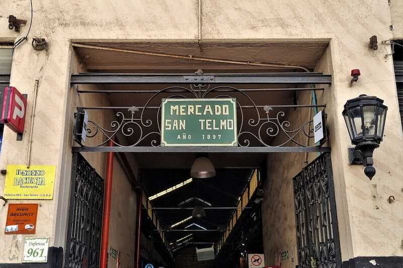Mercado de San Telmo, um dos principais pontos turisticos em Buenos Aires